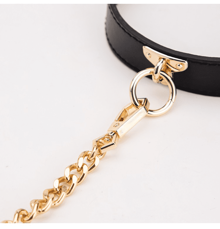 Choker BDSM con bottoni automatici dorati e guinzaglio a catena — vista prodotto 3