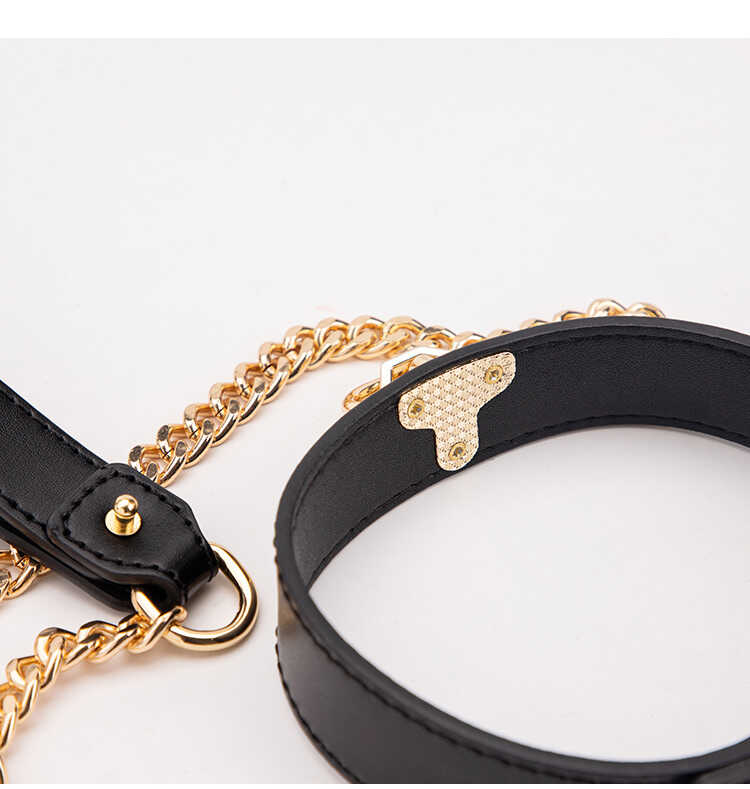 Choker BDSM con bottoni automatici dorati e guinzaglio a catena — vista prodotto 4