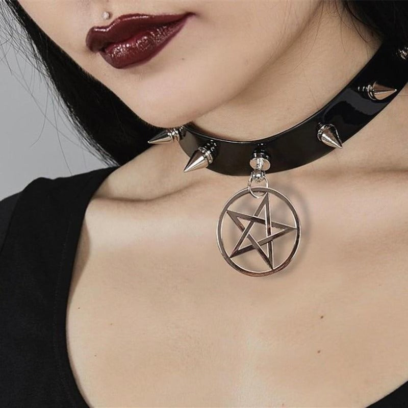 Collier gothique en cuir à clous et pentagramme — vue du produit 2