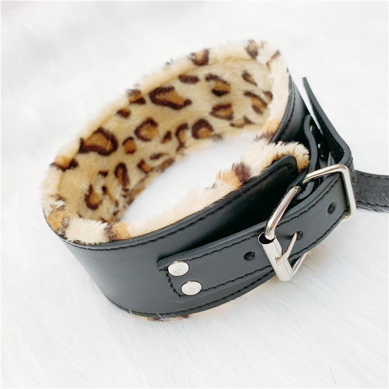 BDSM-set med halsband och manschetter, leopardmönster — produktvy 2