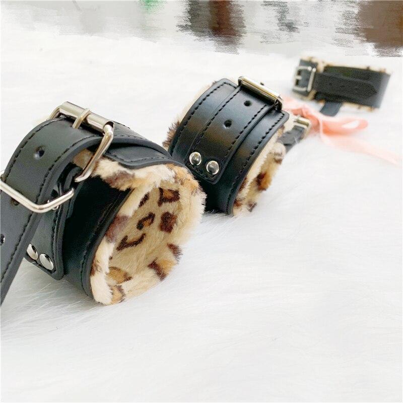 BDSM-set med halsband och manschetter, leopardmönster — produktvy 3